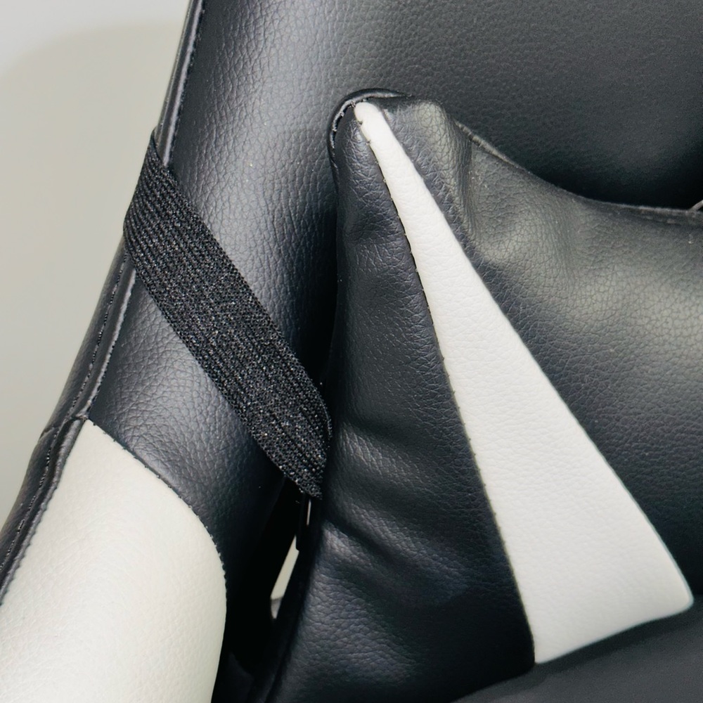 Chair 🪑 - Picture 3 of 3